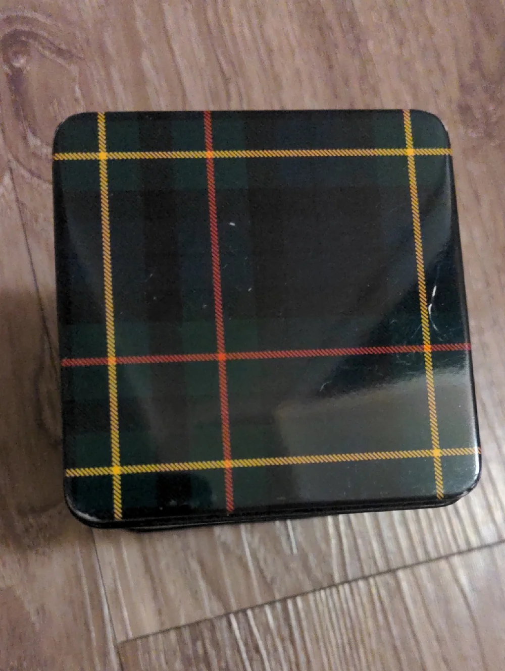 Plaid MAC cosmetics Tin Case with Gold Crest - Red & Green Tartan